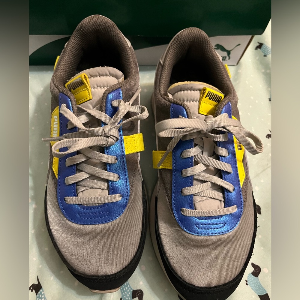 Woman’s Pumas Sneaker’s